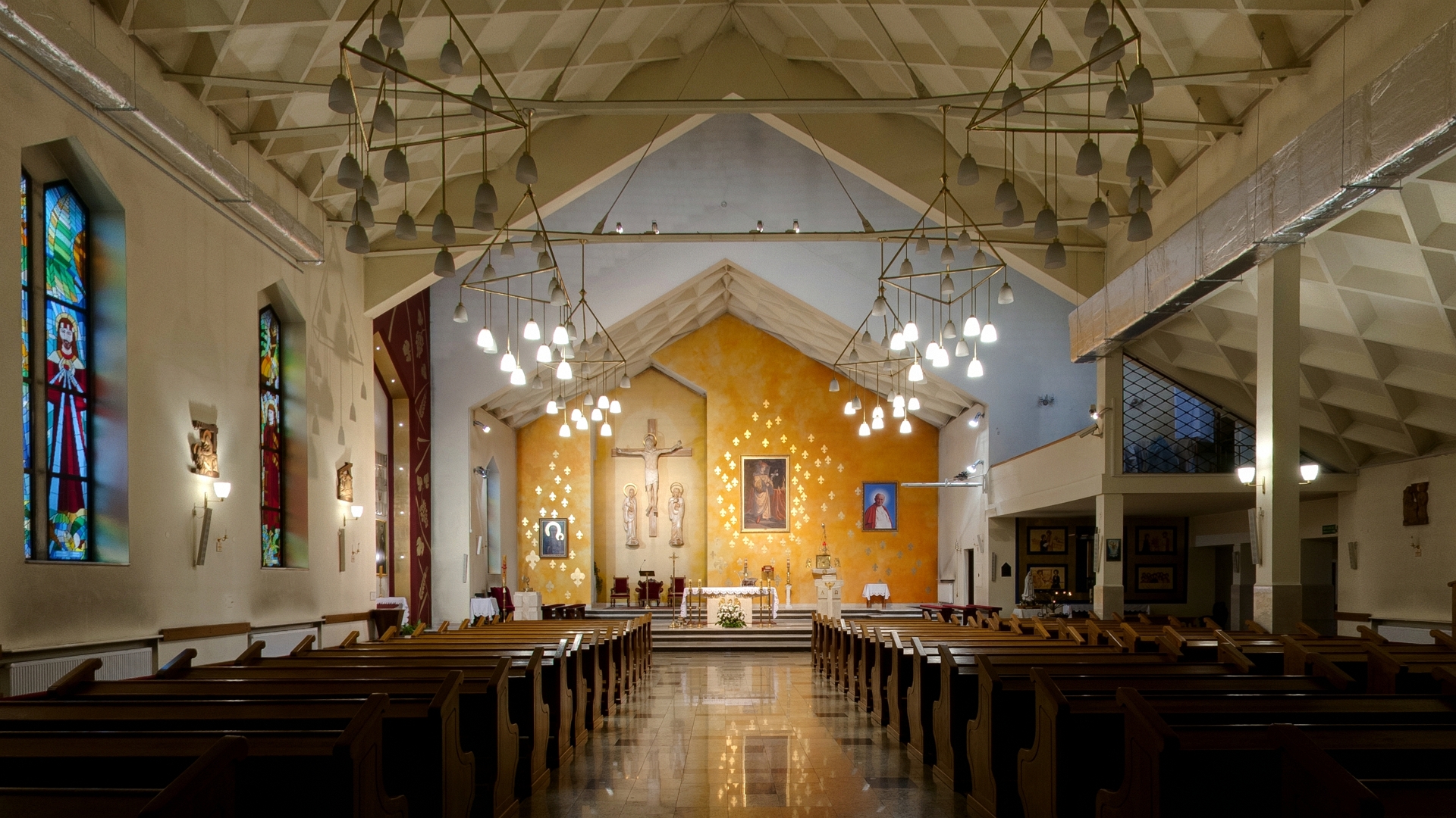 Wnętrze kościoła przed remontem w 2019 roku