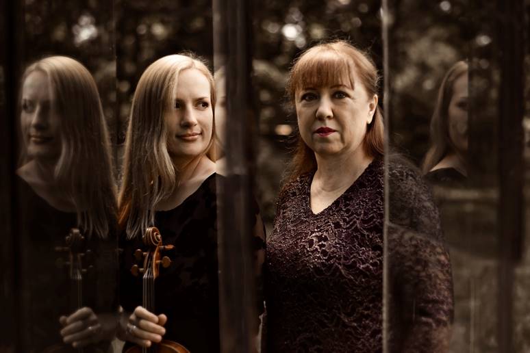 Obraz zawieraj�cy osoba, stoj�ce, zewn�trzne, kobieta

Opis wygenerowany automatycznie