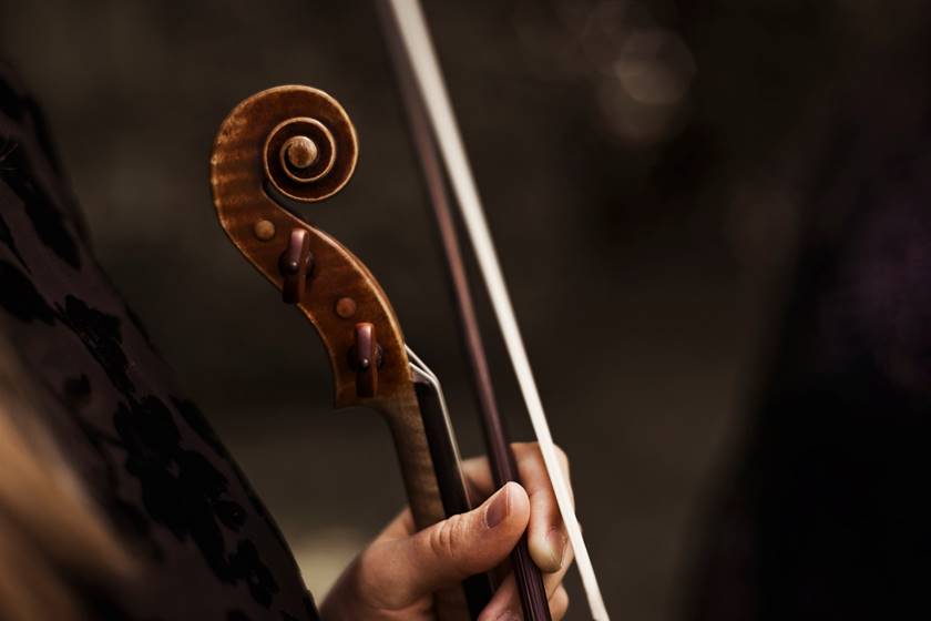 Obraz zawieraj�cy osoba, muzyka, wewn�trz, trzymaj�cy

Opis wygenerowany automatycznie